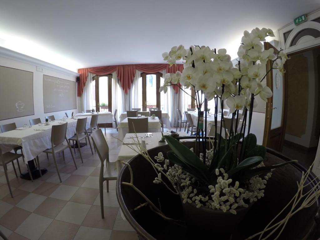 Hotel Ristorante Centrale Vestone Exterior photo